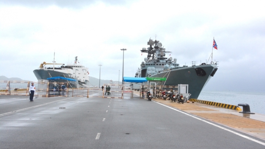 Two Russian warships dock at Cam Ranh port for Vietnam visit